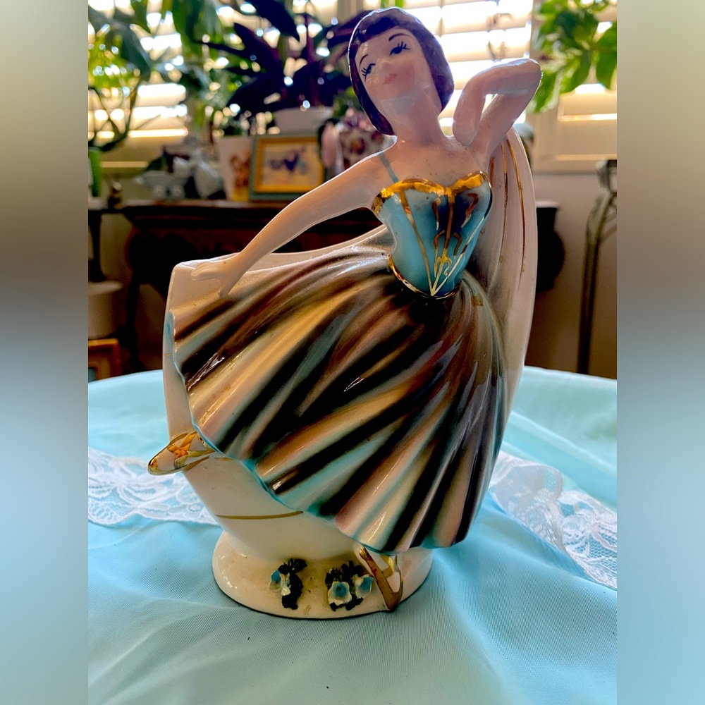 UCAGCO ELEGANCE BALLERINA VASE 7”